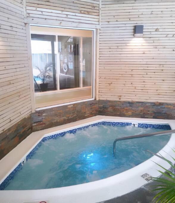 Cozy French Style Villa- 3 Bed-Casino-Pools-Jacuzzi 노위치 외부 사진